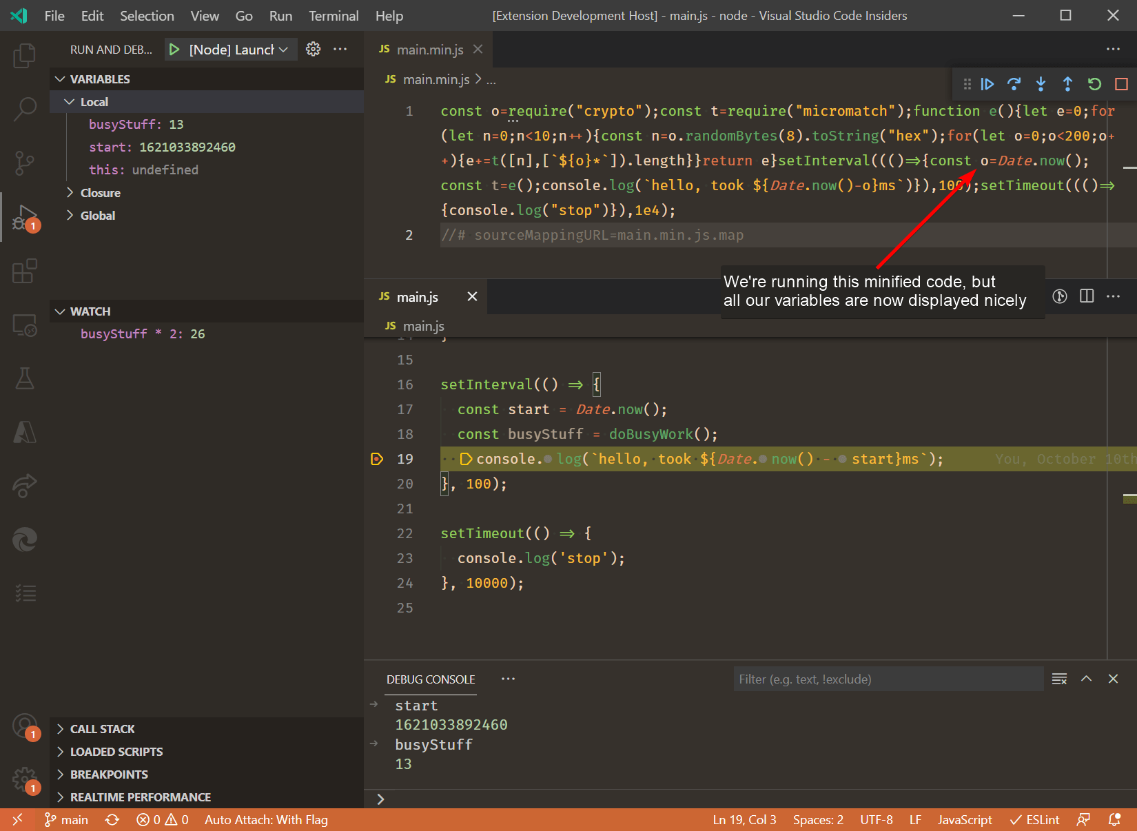 Ein Screenshot, der an einem Breakpoint angehalten hat. Minifizierter Code wird ausgeführt, aber die Ansichten Variablen, Überwachung und Debug-Konsole zeigen, dass Variablen mit den ursprünglichen Namen zugegriffen werden können.